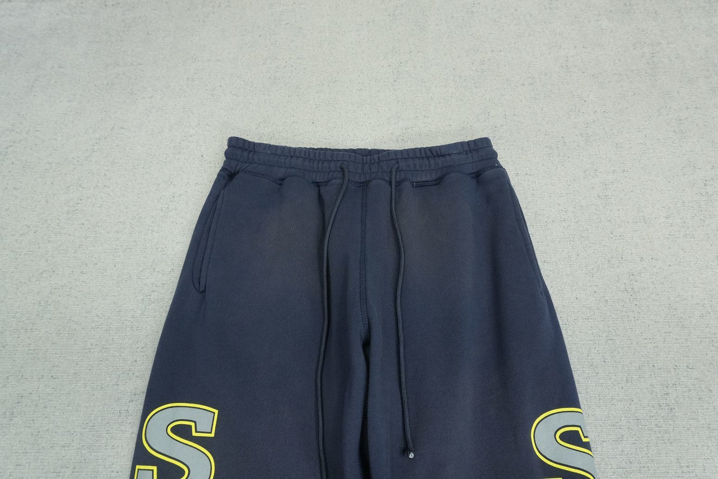 S - SWEATPANTS