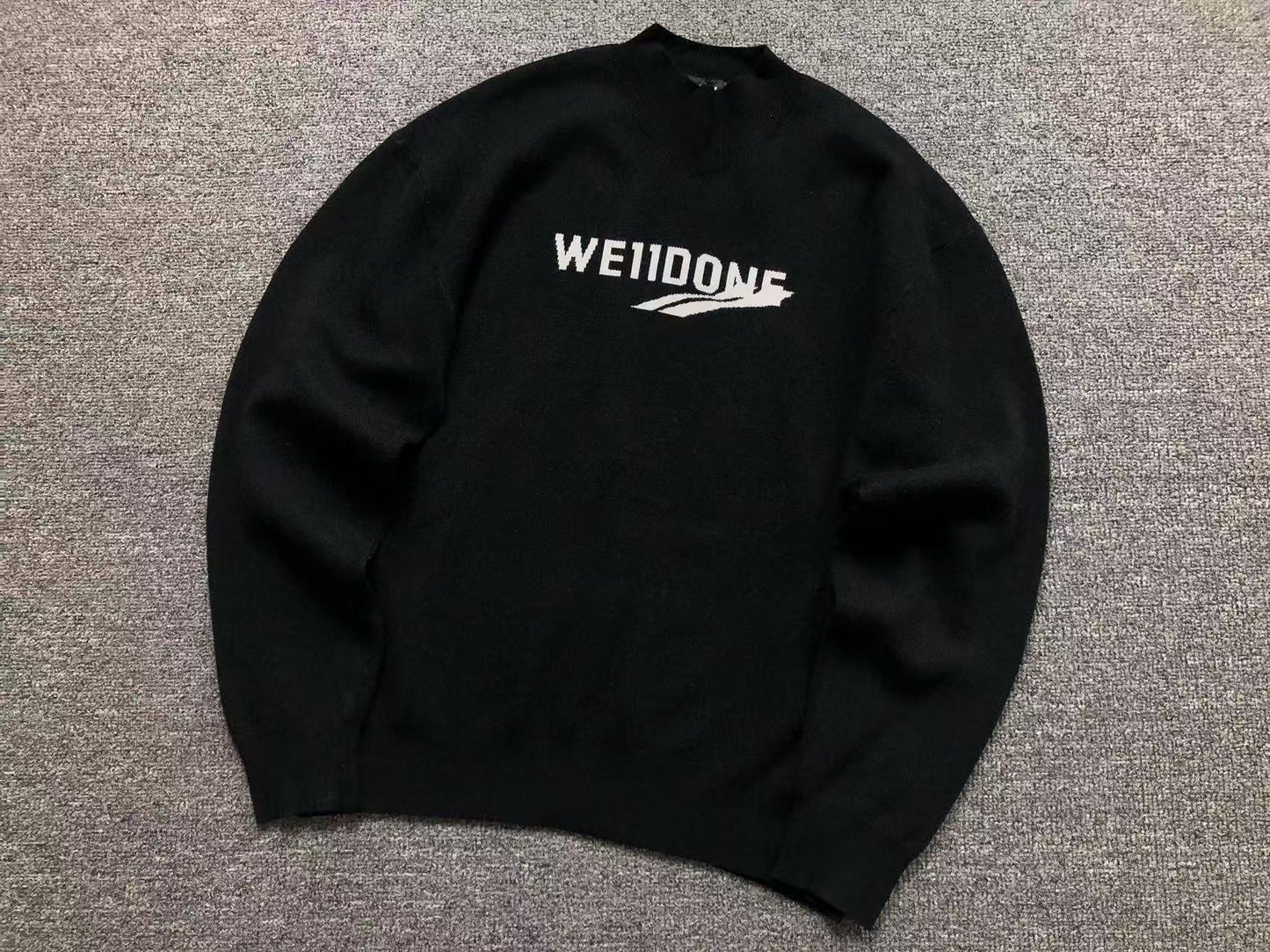W - SWEATER