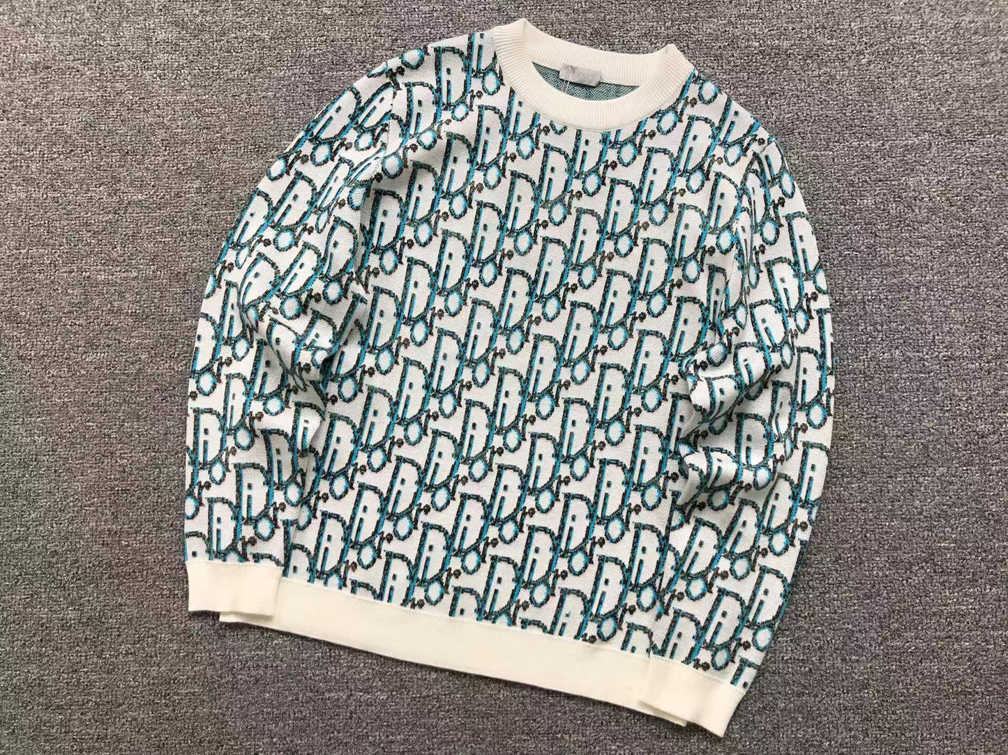 D - SWEATER