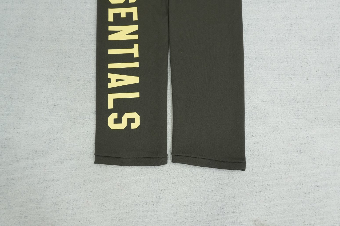 F - SWEATPANTS