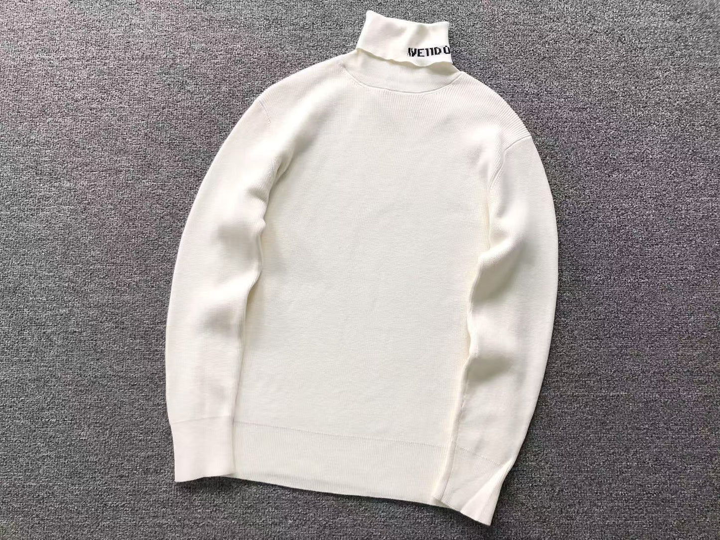 W - SWEATER