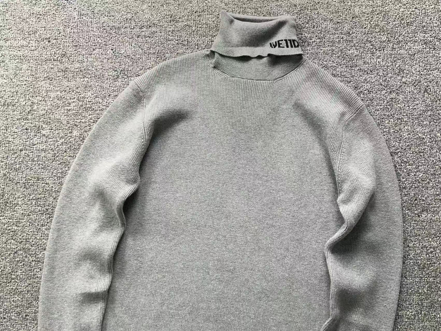 W - SWEATER