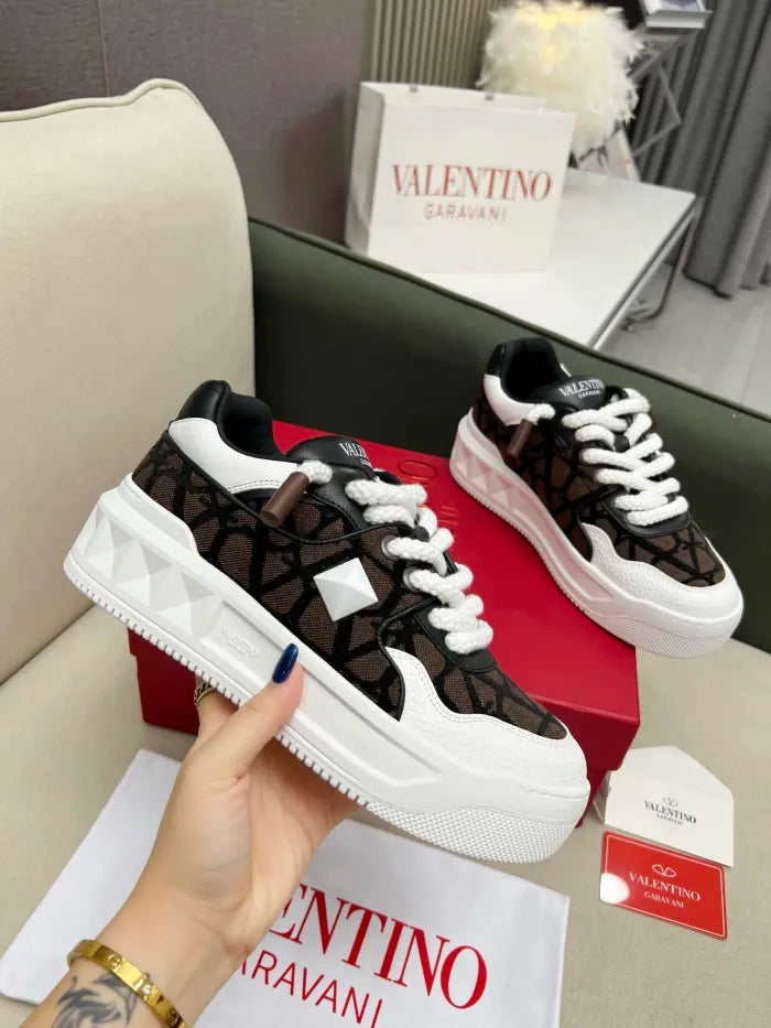 V - SNEAKERS