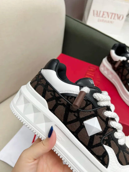 V - SNEAKERS